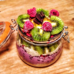 Veganes Porridge aus Haferflocken und Obst