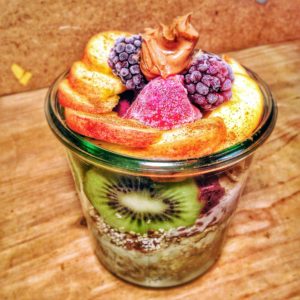 Veganes Porridge mit Obst